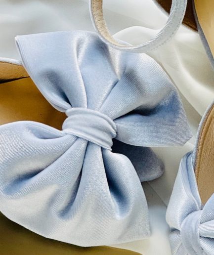 błękitne buty na obcasie z kokardą