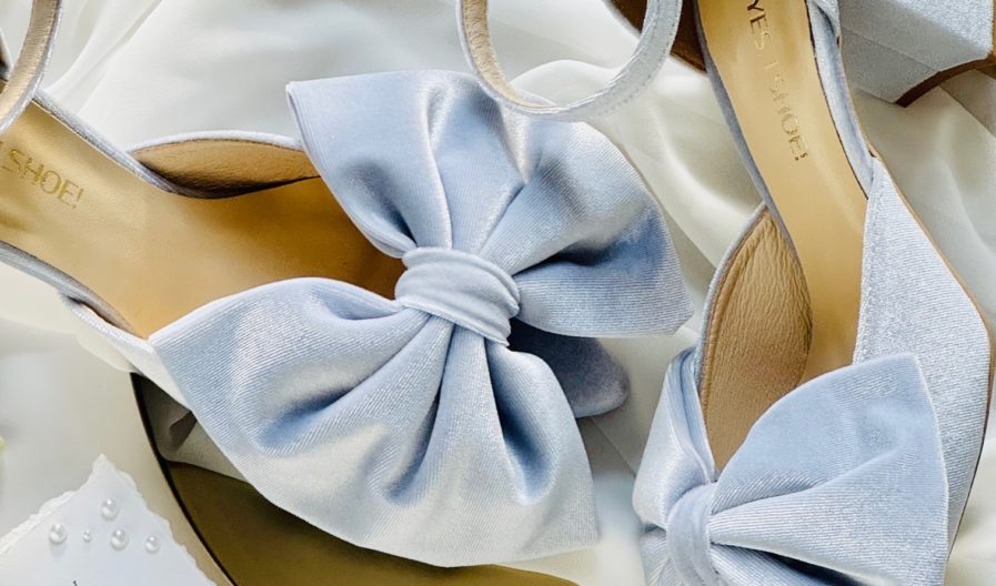 błękitne buty na obcasie z kokardą