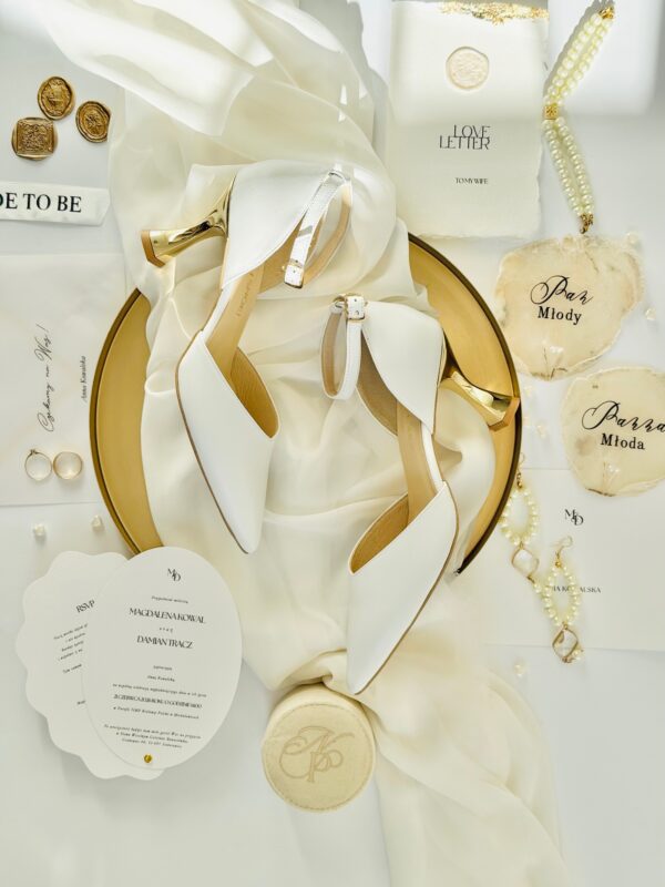 buty białe z obcasem kielichowym