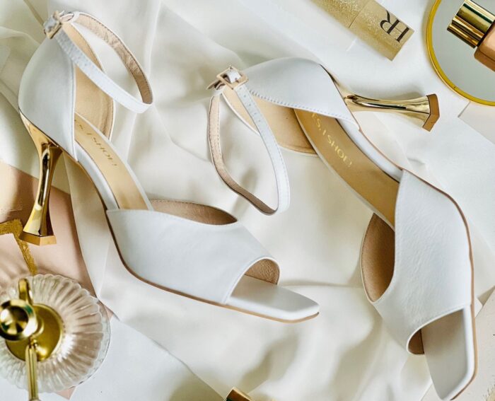 białe buty na obcasie