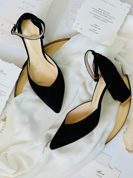 zamszowe czarne buty na słupku