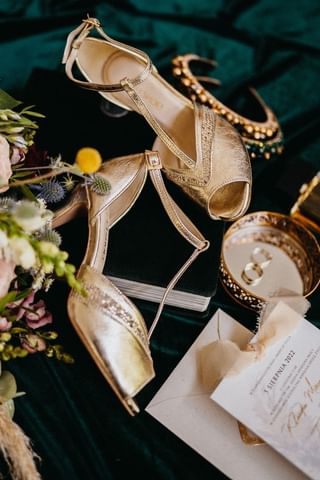 złote buty ślubne z paskiem